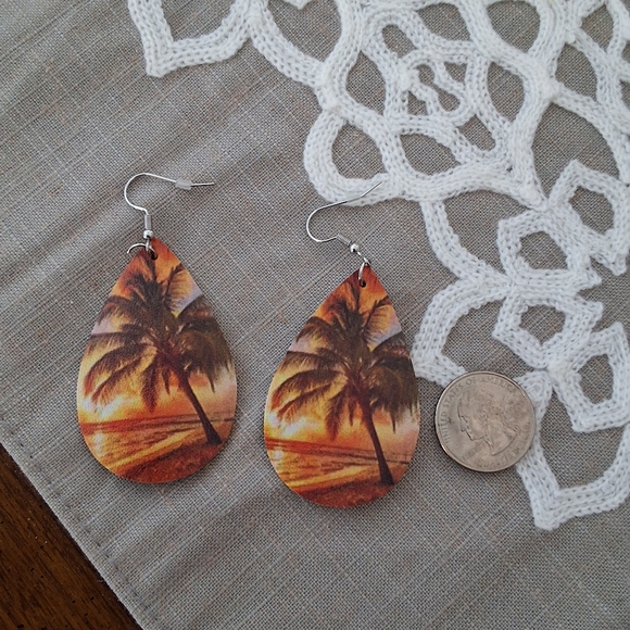 💥SALE💥NEW PALM Tree Dangle Earrings - Picture 2 of 3